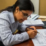 Uma lupa examinando documentos com o logo do INSS