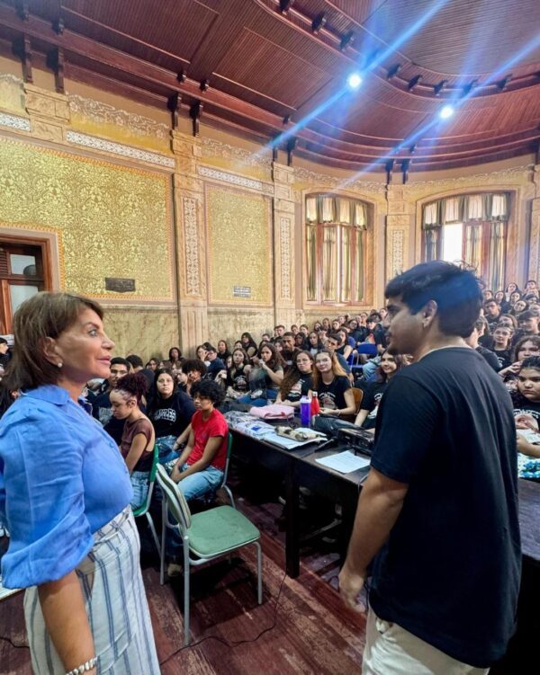 13 06 25 A deputada Professora Bebel durante aula inagural do cursinho Paulo Freite em abril do ano passado na EE Sud Mennucci