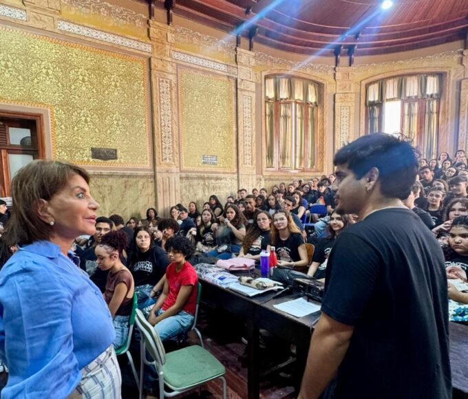13 06 25 A deputada Professora Bebel durante aula inagural do cursinho Paulo Freite em abril do ano passado na EE Sud Mennucci