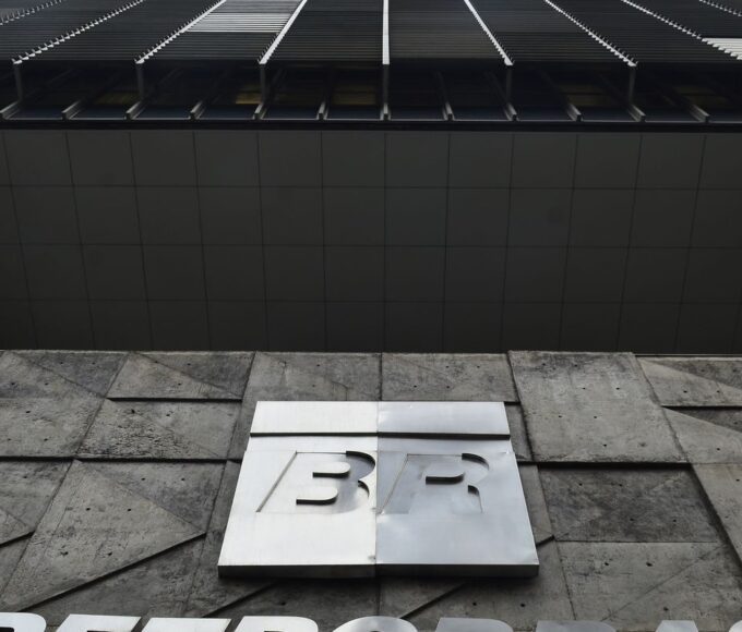 Petrobras reduz preço da gasolina em 5,2% a partir desta terça 14 abr4938