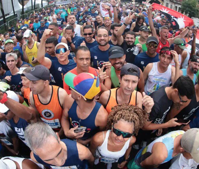 Com disposição e alegria, corredores anônimos agitam a São Silvestre 14 pint2269