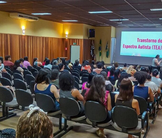 Secretaria Municipal de Educação promove formação para profissionais de Apoio Escolar 14 CAPACITACAO