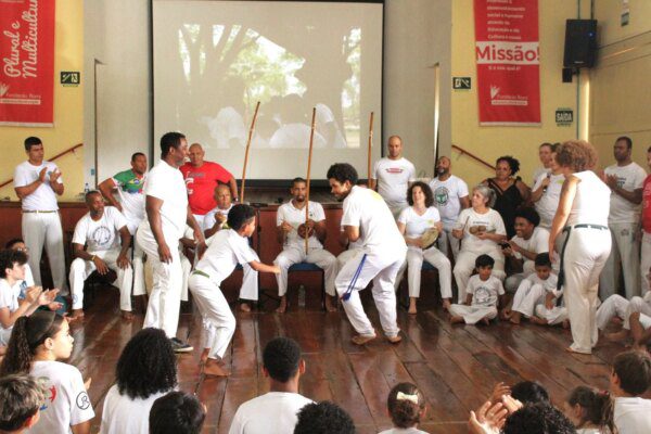 CAPOEIRA NA ESTACAO