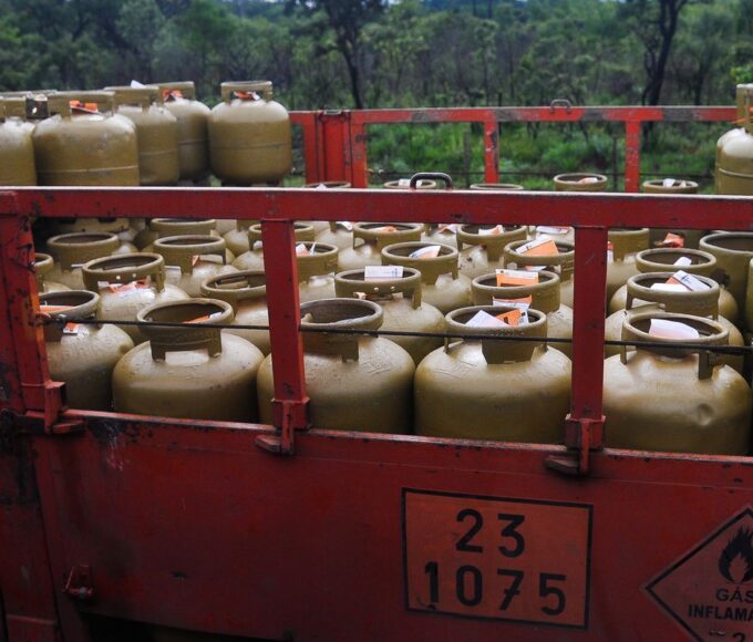 Lula sanciona programa Gás do Povo; saiba como funciona 14 botijao de 13 quilos de gas de cozinha mcajr abr 201120214528