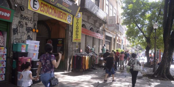 rio tem primeiro dia util de reabertura do comercio de rua2906200458