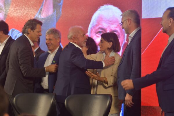 20 03 26 Bebel e cumprimentada pelo presidente Lula que e acompanhado por Fernando Haddad