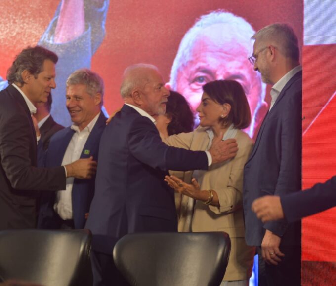 Bebel participa do lançamento da pré-candidatura 14 20 03 26 Bebel e cumprimentada pelo presidente Lula que e acompanhado por Fernando Haddad