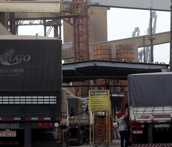 Após MP e resoluções, caminhoneiros descartam paralisação nacional 14 2020 05 05t183850z 1 lynxmpeg441nr rtroptp 4 china brazil