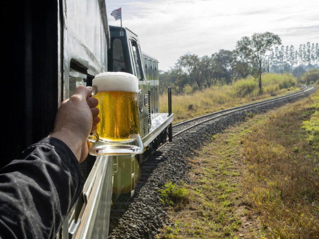 Beer Train: passeio de trem com degustação de cervejas artesanais retorna ao interior de São Paulo 6 ChatGPT Image 23 de mar. de 2026 13 26 43