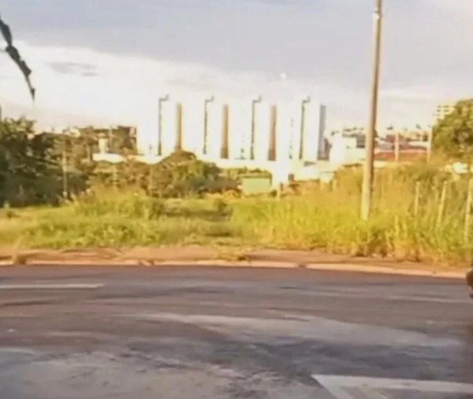 Moradora reclama de notificação por mato na calçada enquanto área pública permanece sem manutenção em Santa Bárbara d’Oeste 14 Image5 e1774537004432