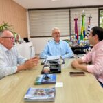 Prefeito Chico Sardelli entre o vice prefeito Odir Demarchi e o secretario de Educacao Vinicius Ghiz