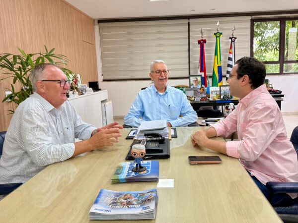 Prefeito Chico Sardelli entre o vice prefeito Odir Demarchi e o secretario de Educacao Vinicius Ghiz