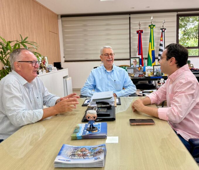 Prefeito Chico Sardelli entre o vice prefeito Odir Demarchi e o secretario de Educacao Vinicius Ghiz