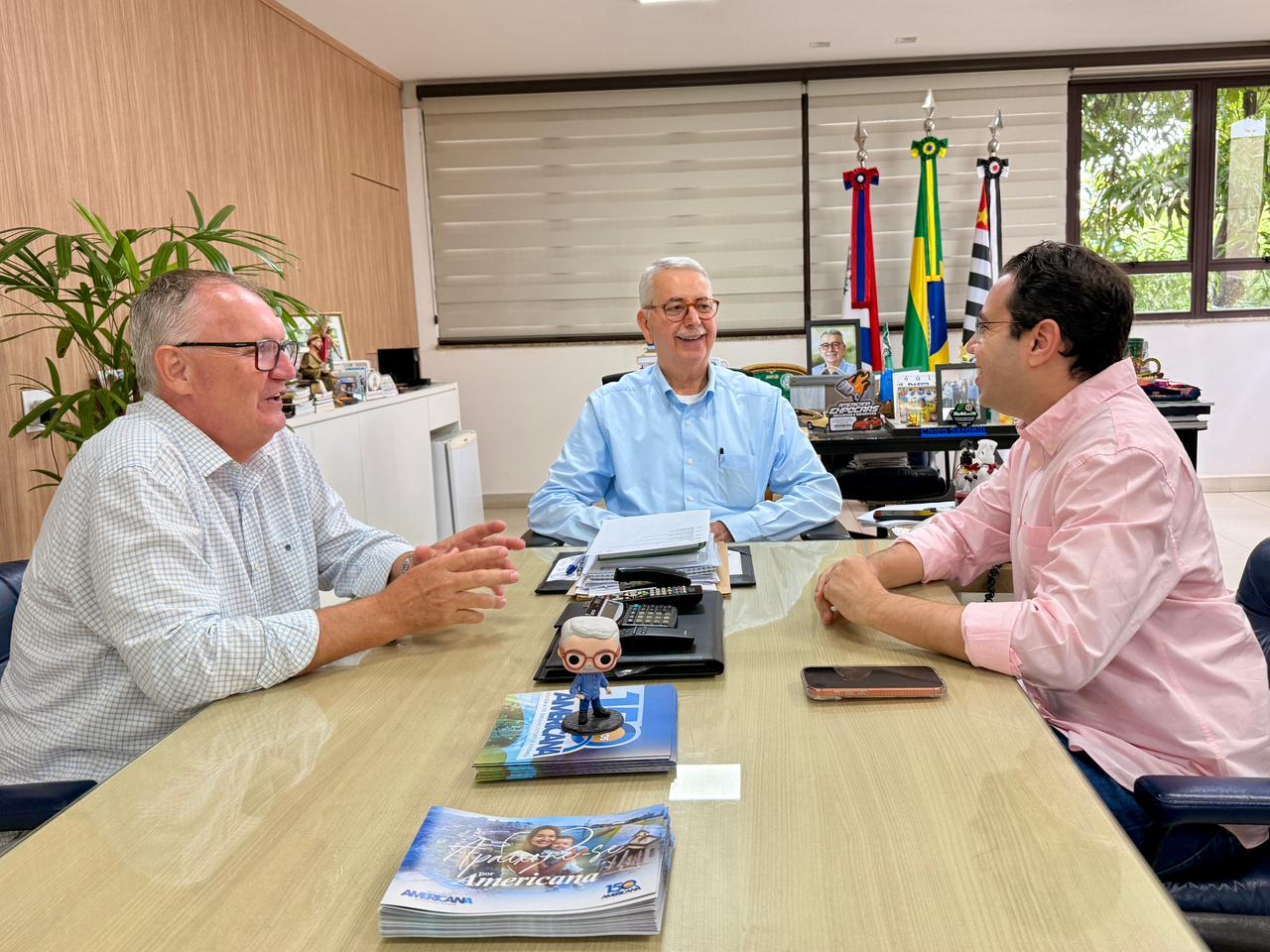 Prefeito Chico Sardelli entre o vice prefeito Odir Demarchi e o secretario de Educacao Vinicius Ghiz