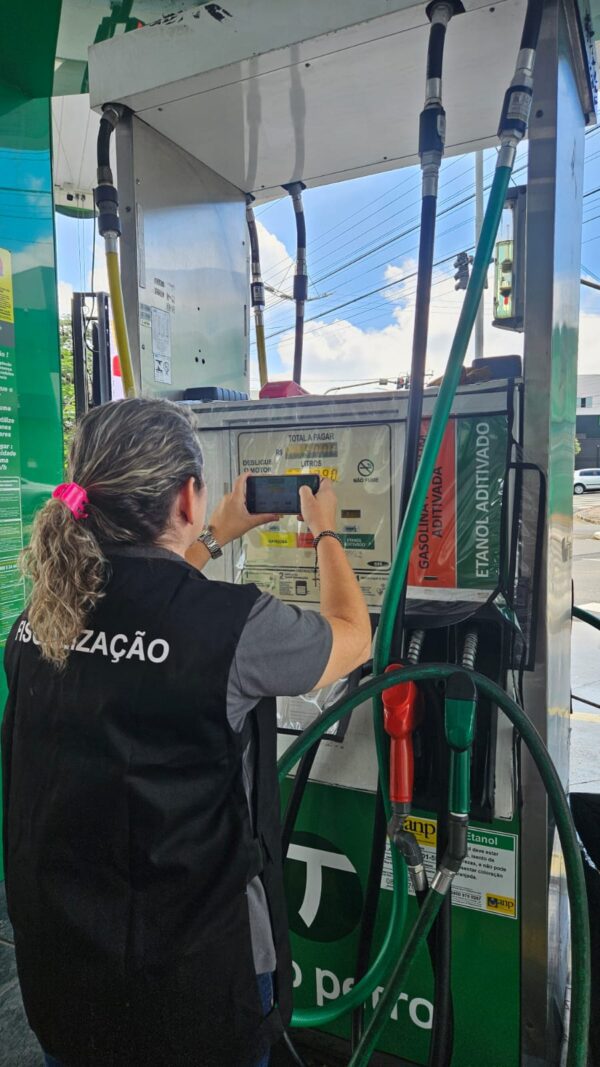 Procon fiscaliza posto 2