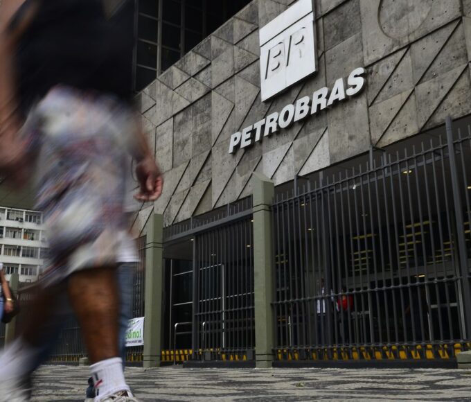 Petrobras diz entregar todo o combustível produzido nas refinarias 14 abr5019