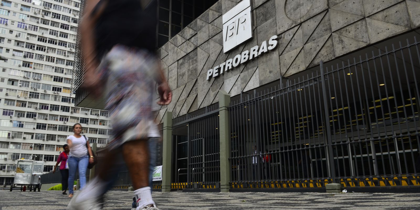 Petrobras diz entregar todo o combustível produzido nas refinarias 5 abr5019