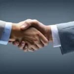 JM Consultoria anuncia parceria com agência Tantas Comunicação para relacionamento com a imprensa 10 aperto de maos.webp