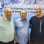 17 04 26 O deputada federal Luiz Carlos Motta entre Roberto Previde e Vitor Roberto unidos na luta pela reducao da jornada de trabalho