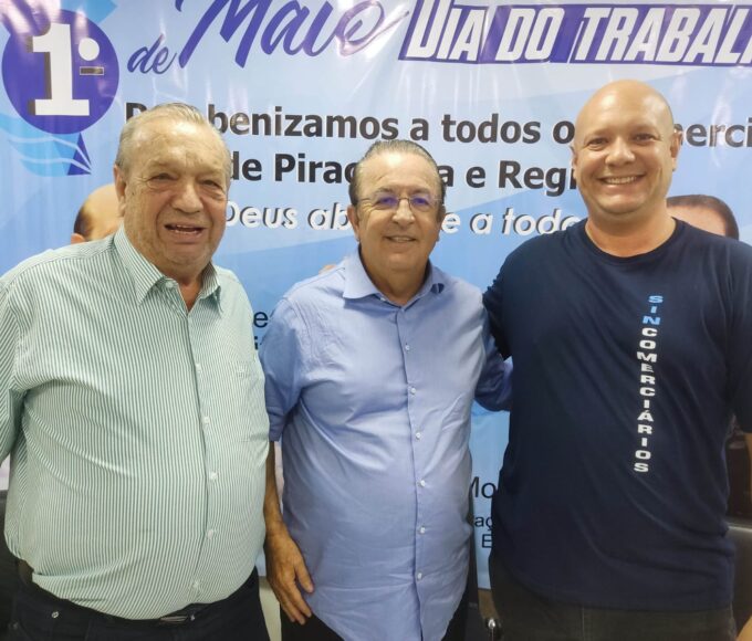 17 04 26 O deputada federal Luiz Carlos Motta entre Roberto Previde e Vitor Roberto unidos na luta pela reducao da jornada de trabalho