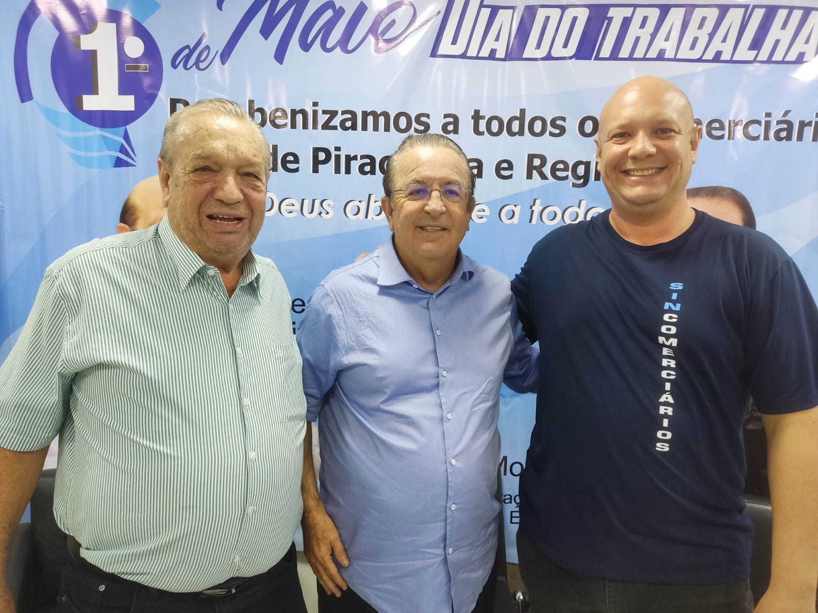 17 04 26 O deputada federal Luiz Carlos Motta entre Roberto Previde e Vitor Roberto unidos na luta pela reducao da jornada de trabalho