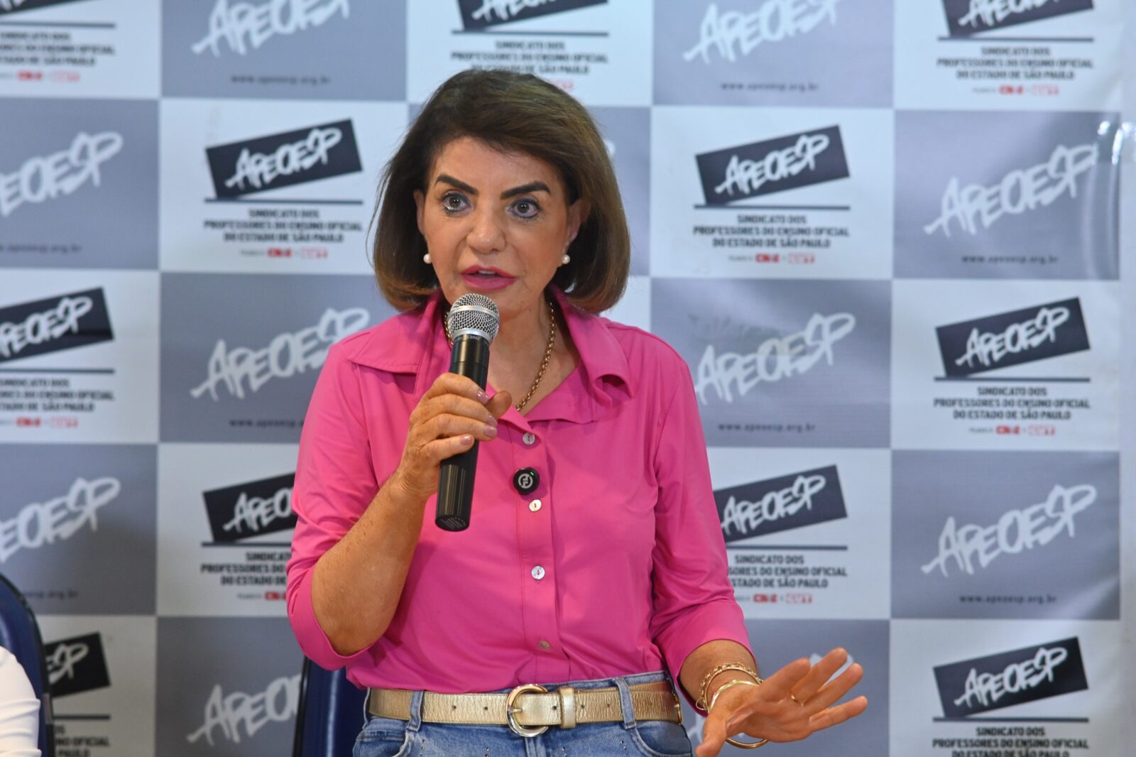 23 04 26 A deputada Professora Bebel diz que nao se trata de uma opiniao isolada mas de uma avaliacao construida por quem vive a escola no dia a dia