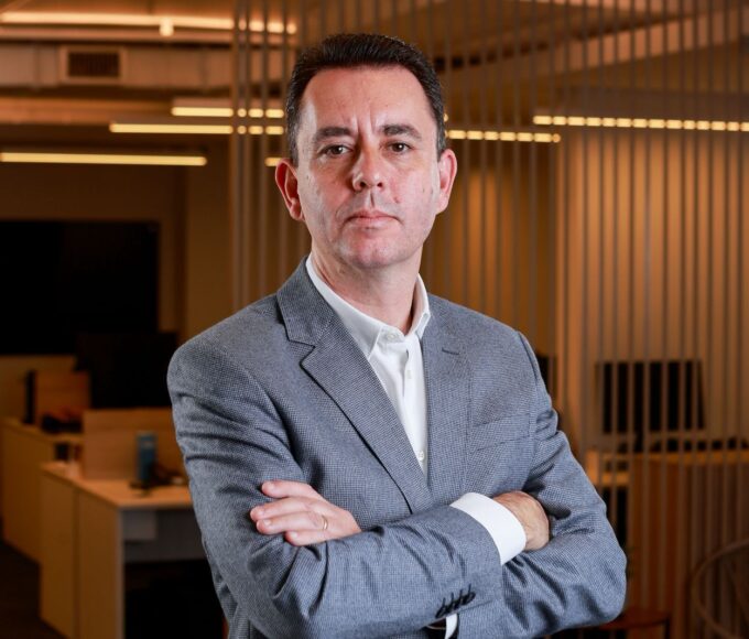 A libertadora ida à lua X os presos às guerras: o paradoxo entre o avanço e o retrocesso em pleno século 21 14 Paulo Serra