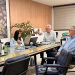 Prefeito Chico Sardelli entre a secretaria Natalia Resende e o vice prefeito Odir Demarchi