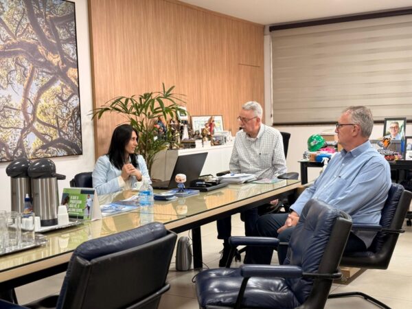 Prefeito Chico Sardelli entre a secretaria Natalia Resende e o vice prefeito Odir Demarchi