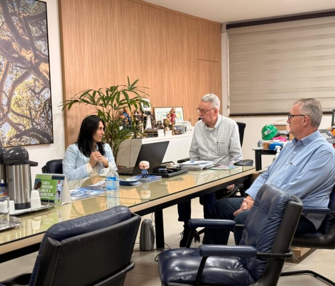 Prefeito Chico Sardelli entre a secretaria Natalia Resende e o vice prefeito Odir Demarchi