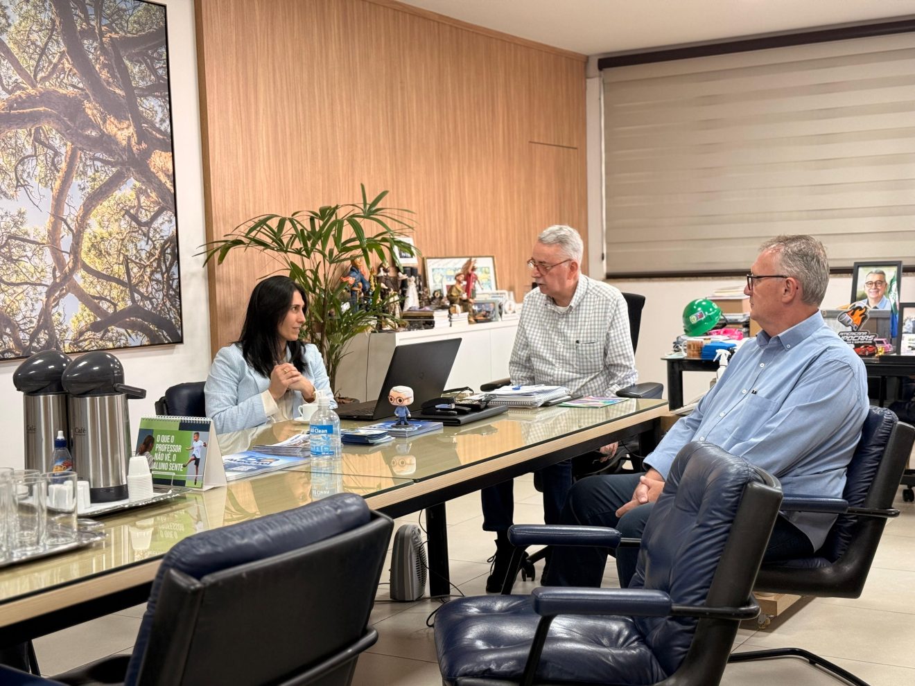 Prefeito Chico Sardelli entre a secretaria Natalia Resende e o vice prefeito Odir Demarchi