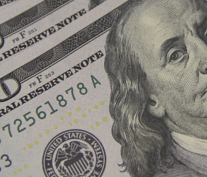 Dólar cai para R$ 5,01, e bolsa renova recorde com ajuda do exterior 14 dolar moeda 0803221212