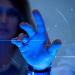 homem tocando uma tela virtual futurista remix de tecnologia digital