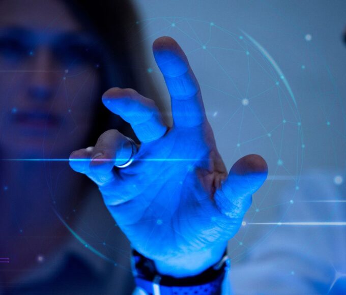 homem tocando uma tela virtual futurista remix de tecnologia digital