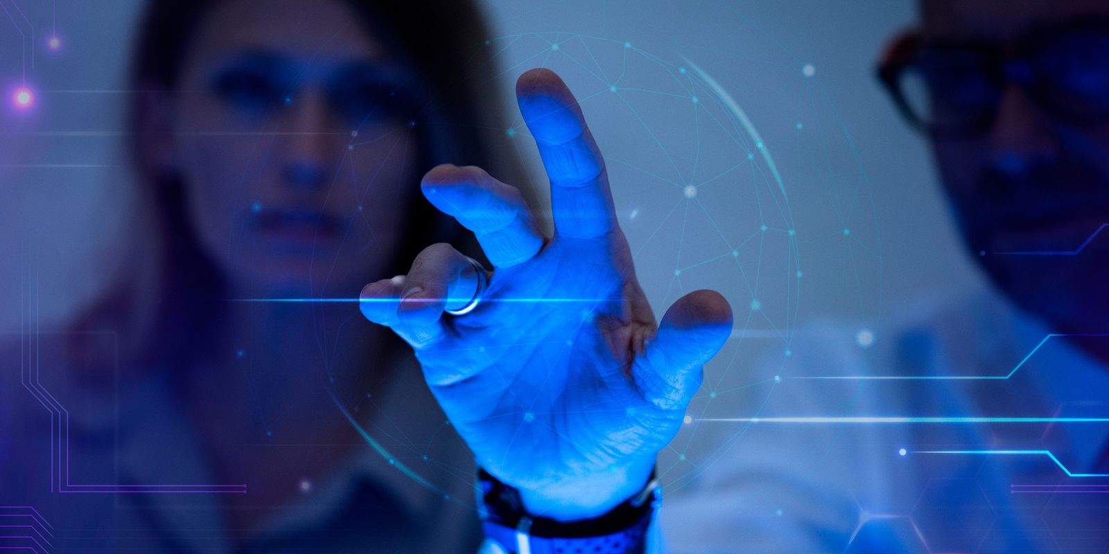 homem tocando uma tela virtual futurista remix de tecnologia digital