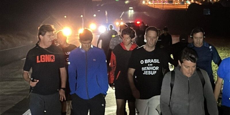 Prefeito "tiktoker" de Sorocaba, Rodrigo Manga caminha 27 km em ato de fé e joga fezes de vaca na própria cabeça 5 manga e1776168221709