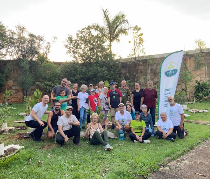 Movimento Verde: mutirão limpa área e planta 10 novas mudas nativas no Conserva 14 plantio1204