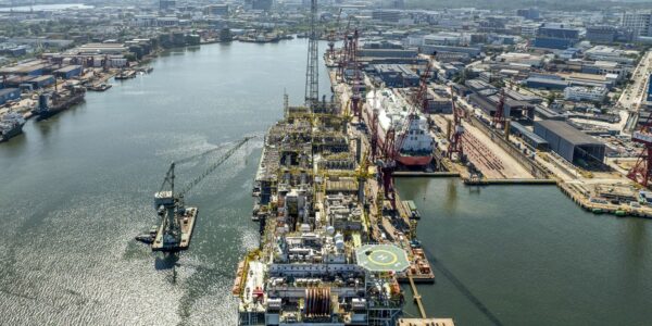 plataforma da petrobras que reforcara o pre sal deixa singapura03