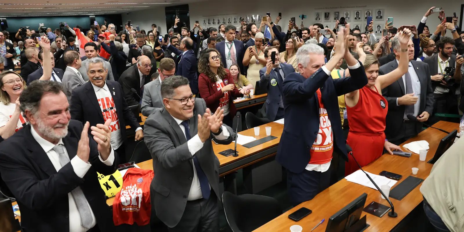 Comissão aprova relatório de PEC que acaba com escala 6X1 5 0d9a2218