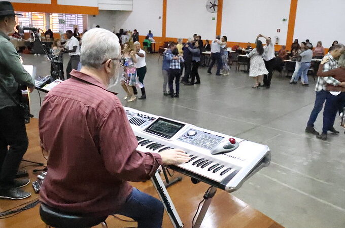 Baile da Melhor Idade acontece na próxima quarta-feira no CIVI de Americana 14 54690209647 14219928b2 c
