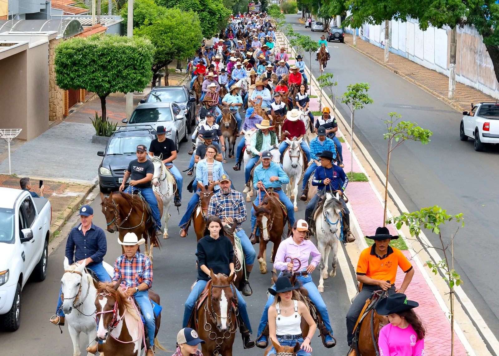 16º Desfile de Cavaleiros abre programação do Festival Raízes de Santa Bárbara 2026 neste domingo 5 DESFILE 2025 HORIZONTAL