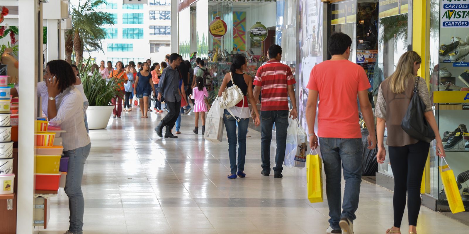 Atividade econômica cai 0,7% em março em razão da guerra do Irã 5 compras natal dsc 0295