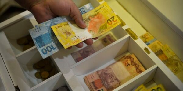 dinheiro caixa mcajr abr 2907221127