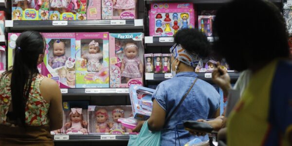 movimento de vendas de brinquedos para o dia das criancas comercio varejista nas ruas do polo saara
