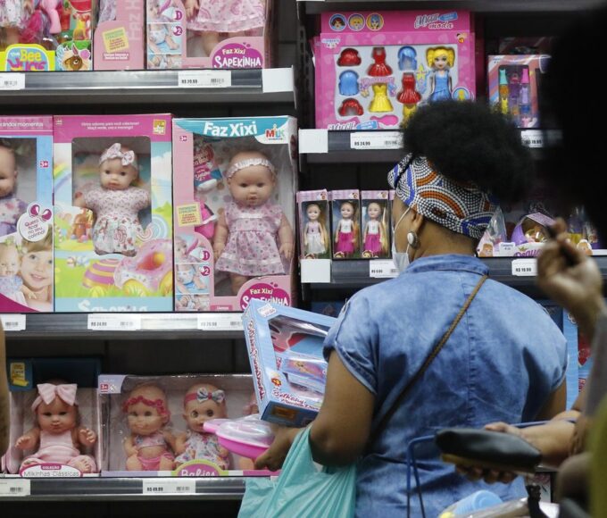 movimento de vendas de brinquedos para o dia das criancas comercio varejista nas ruas do polo saara