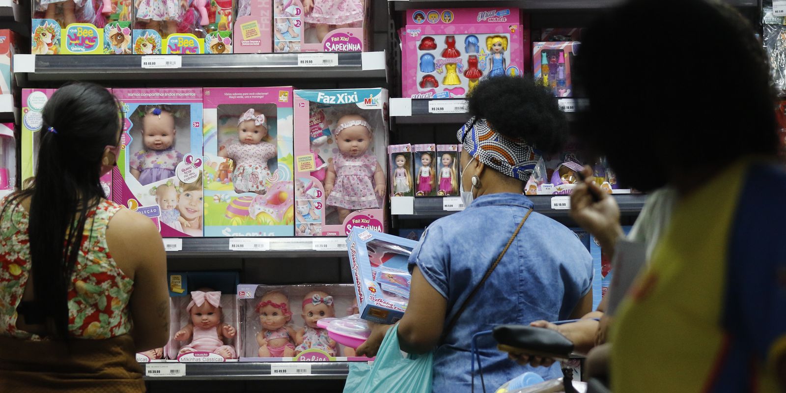 movimento de vendas de brinquedos para o dia das criancas comercio varejista nas ruas do polo saara