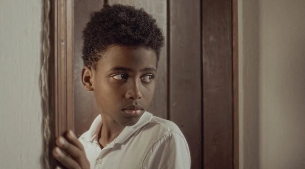 Às vésperas da Copa do Mundo, MAC Americana exibe filmes brasileiros sobre futebol 5 o menino
