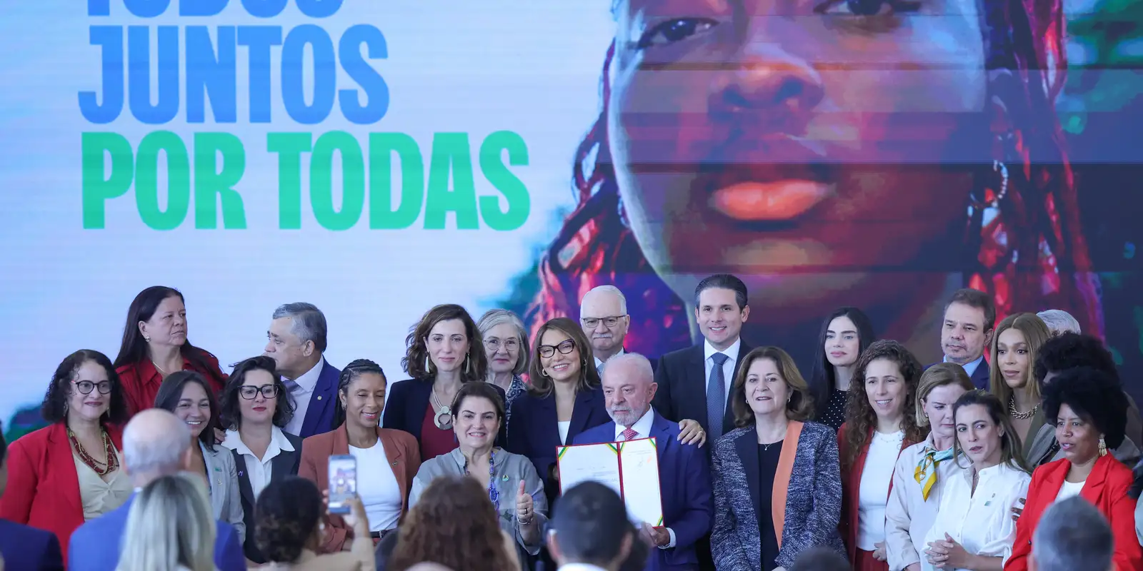 Novas medidas do governo reforçam proteção das mulheres na internet 5 pzzb1507