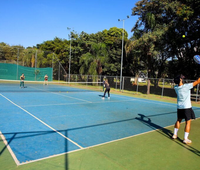 Prefeitura oferece aulas gratuitas de tênis no Jardim Flamboyant 14 quadra tenis flamboyant 03