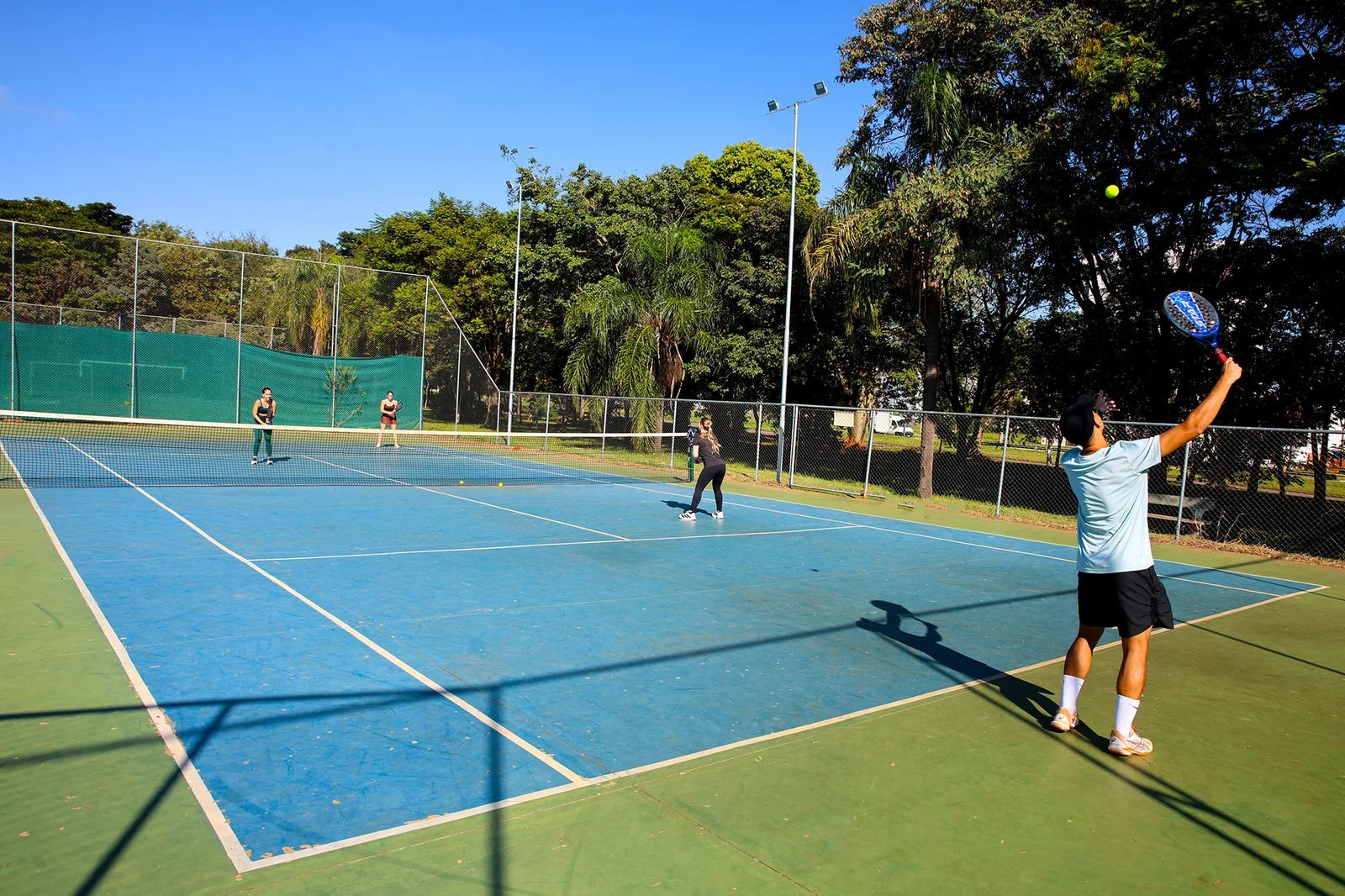 Prefeitura oferece aulas gratuitas de tênis no Jardim Flamboyant 5 quadra tenis flamboyant 03
